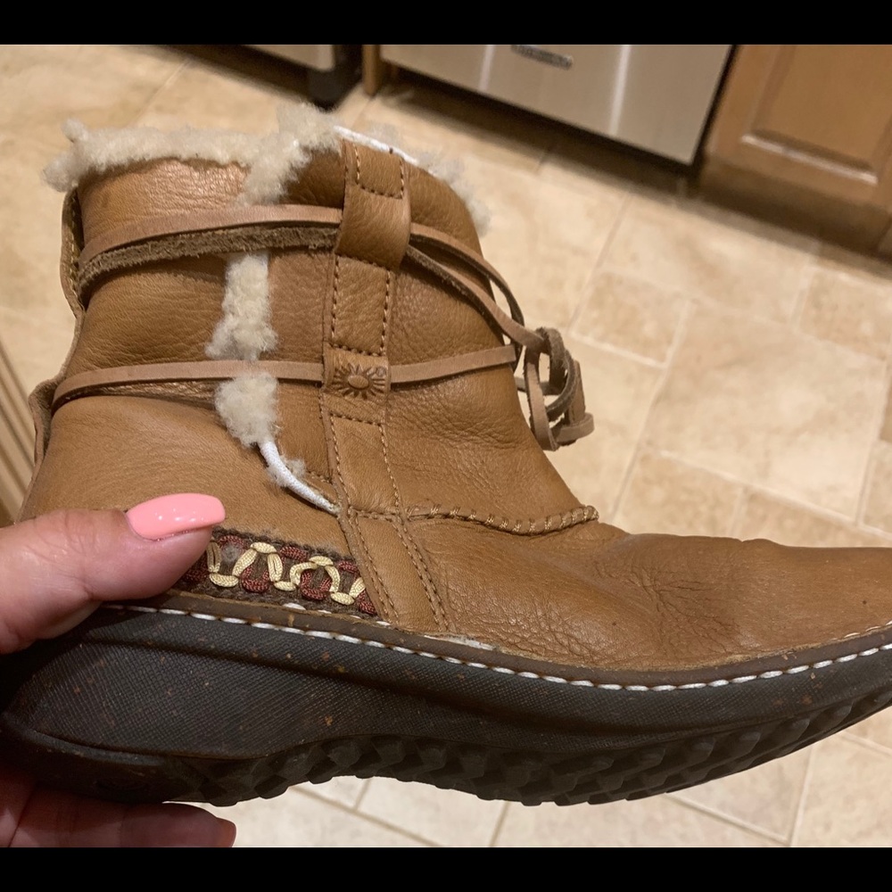 Slightly USED Ugg leather Boots SIZE 10